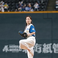 女優・真飛聖、札幌ドームでキレッキレのきつねダンス！