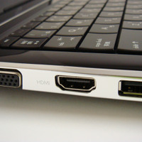HDMI端子は左側面に装備