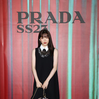 永野芽郁、ミラノで「プラダ」ファッションをキュートに着こなし！ 画像