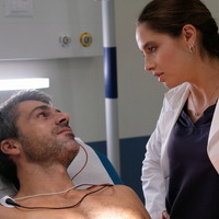 記憶を失ったエリート医師は病院を出ようとするが……イタリア発医療ドラマ『DOC』第2話 画像