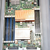 サーバ内部。プロセッサーとメモリのソケットの位置は冷却効率とエアフローを考えて配置されている