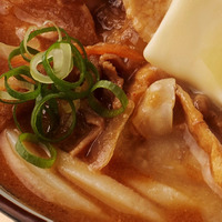 丸亀製麺、TOKIO・松岡昌宏と共同開発した「俺たちの豚汁うどん」29日発売