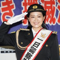 黒谷友香が「一日警察署長」就任、5回目にして初の黒制服に感動！ 画像