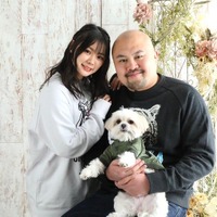 「バズってくれ～～」鬼越・坂井の妻・早乙女ゆみの、夫＆愛犬との家族写真を公開 画像