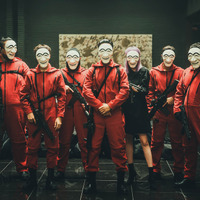 強盗メンバーのユニフォームは、真っ赤な作業服はスペイン版と同じだが、画家サルバドール・ダリの仮面ではなく、韓国の伝統的な河回仮面を用いている。／Netflixシリーズ『ペーパー・ハウス・コリア: 統一通貨を奪え』独占配信中