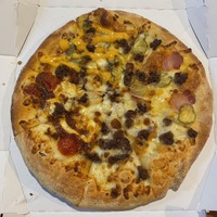 【実食】ピザのバーガー味って一体！？ドミノ・ピザのバーガーピザ・クワトロ 画像