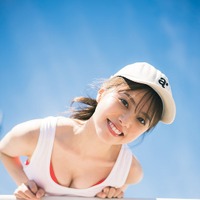 撮影：藤本和典／HKT48 地頭江音々1st写真集 彼女の名前（玄光社）