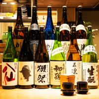 日本酒は全国の蔵元から選りすぐったラインナップに。