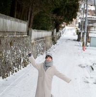 日向坂46・影山優佳、写真集から先行カット公開！雪景色の中で撮られた無邪気でキュートな1枚 画像