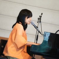 川嶋あい、卒業式でサプライズライブ！生ピアノ演奏で「旅立ちの日に・・・」披露 画像