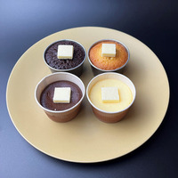 ベルギー産発酵バターを使用したスフレタイプのカップケーキ「スフレ・エ・ブール」（プレーン・ショコラ2種類）は北海道産発酵バターを使用したベイクタイプのカップケーキ「ガトー・エ・ブール」いずれもプレーン・ショコラ2種類。ケーキの上にも目を惹くような四角いベルギー産発酵バターが載っている。