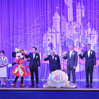 (ステージ上 左から) 小笠原美果、ミニーマウス、吉田謙次、加賀見俊夫、ボブ・アイガー、 ジョシュ・ダマーロ、ミッキーマウス（C）Disney