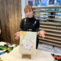 新山千春、絵画教室で“テクスチャーアート”に挑戦！「目の前のことだけに集中できる心地よい時間」 画像
