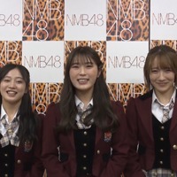 川畑へメッセージを送るＮＭＢ４８（左から）川上千尋、渋谷凪咲、小嶋花梨（C）MBS