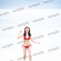 日向坂46・影山優佳、写真集封入特典カードに真っ赤な水着カット 画像