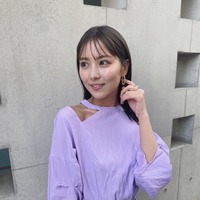 石川恋、“紫ワンピ×白ハイヒール”コーデのオフショに「とてもお似合い」「めちゃくちゃ可愛い」の声 画像