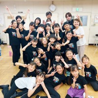 鈴木亜美、10年ぶり出演の音楽劇稽古オフショットで子供たちと満面の笑み 画像
