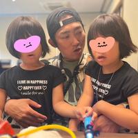 ノンスタイル・石田明、6歳誕生日迎えた双子姉妹を抱きかかえ