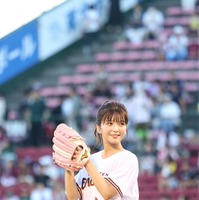 宇野実彩子、スタイリッシュなショートパンツ姿で5年ぶりの始球式 画像