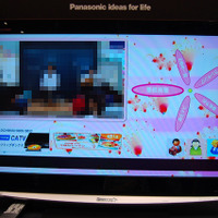 トップメニューの一例：モザイク部分が番組映像。右側に視聴者の独自メニューが、左下に広告が表示されている。右下のアイコンでユーザーの切り替えが可能だ