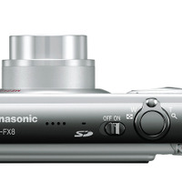 FX8の上部。光学3倍ズームのライカDC VARIO-ELMARITレンズを採用し、レンズ構成は、6群7枚（光学式手ブレ補正機構内蔵）となる。焦点距離は5.8〜17.4mm、画角は35mm判換算で35〜105mmに相当。開放F値は、F2.8〜F5.0