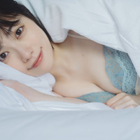 声優・礒部花凜、1st写真集の添い寝カット「初の寝起き！初のほぼすっぴん」 画像