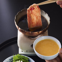 『HANA𠮷兆』のコース料理より、長野県産の村沢牛を使った「すき鍋」