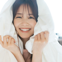 久間田琳加、夏の伊豆をぶらり観光！自然な表情魅力の2024年カレンダー発売決定 画像