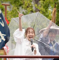 須田亜香里、安濃津丸1日船長就任！雨の中でも満面の笑顔が光る 画像