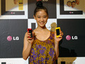 LGがジャパンモデルで日本の携帯市場に本腰！　蒼井優×ゴルゴ13の新CMも 画像