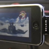 　BELKINの「TuneBase FM X」は、車のシガーライターソケットからiPod/iPhoneへの充電を行いながら、カーステレオのFMラジオを使用してiPodの音楽を聴くことができる製品である。