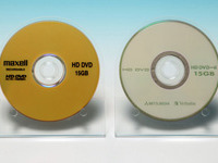 　日立マクセル、三菱化学メディアは、1回限りの書き込みが可能なメディア「HD DVD-R」の量産化のめどがついたと発表した。三菱化学メディアのほか、林原生物化学研究所と東芝の3社が有機色素素材の開発に成功したためだ。
