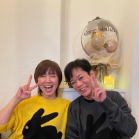 渡辺満里奈、夫・名倉潤と幸せ感満載のペアルックショット公開！「理想の夫婦」「似合ってます」 画像