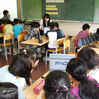 弘前大学教育学部附属小学校での出前授業の様子