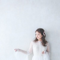 小松彩夏、アンティーク風ロングスリーブドレス姿でファン魅了 画像