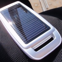 　パンズのモバイルソーラー 充電器「DR. SOLAR CHARGER」は、太陽光充電が可能なソーラーパネルを備えたiPhone 3Gの充電にも対応したモバイルバッテリーである。