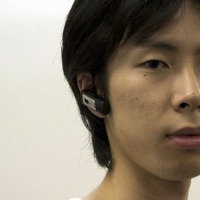 ヘッドセットのイヤーピースは日本人向けで、耳への収まりはよくしっかりと装着できる