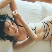 田中芽衣、水着姿でスレンダーなボディ披露　カレンダーブック発売 画像