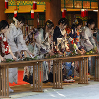 乃木坂46、メンバー8人が乃木神社で成人式！