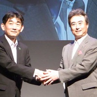 奥田氏と握手を交わすインテル株式会社代表取締役社長の吉田和正氏