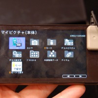 　CEATEC JAPAN 2009のNTTドコモブースでは、本物の木材を使用した携帯電話「TOUCH WOOD」試作機が展示されていた。