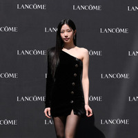 LE SSERAFIM・カズハ、ミニ丈ドレスで脚線美を披露！モデルを務める「LANCOME」イベントに出席 画像