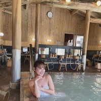 鈴木奈々、温泉入浴中のサービスショットお披露目「一緒に入りたい」「セクシー」 画像