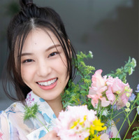 相楽伊織、デジタル写真集が本日発売！咲き誇る花の美しさを体現