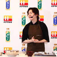 料理研究家・リュウジ、液体塩こうじアンバサダー就任！自慢の料理の腕前も披露