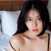 相楽伊織、肩紐外しのセクシーな黒ランジェリー姿公開……1st写真集アザーカット 画像