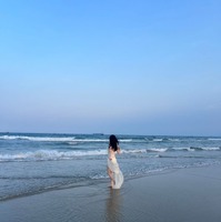 桜井日奈子、『10周年記念写真集』からビーチでの1枚！衣装がなびく美しい後ろ姿披露 画像