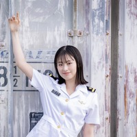 井本彩花、海上自衛隊の制服姿で笑顔！雑誌『MAMOR』表紙に登場 画像