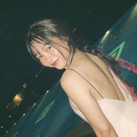 桜井日奈子、『10周年記念写真集』から美背中オフショット公開 画像