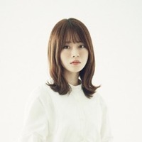 山崎怜奈のラッピングタクシー「ダレハナエスライド」が走行開始